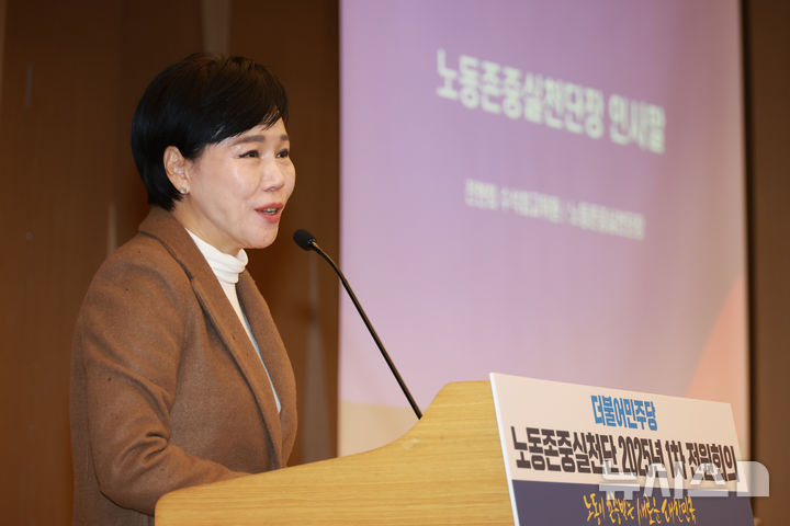 [서울=뉴시스] 고승민 기자 = 지난달 27일 서울 여의도 국회도서관에서 열린 더불어민주당 노동존중실천단 2025년 1차 전원회의에서 전현희 단장이 인사말을 하고 있다. 2025.11.27. kkssmm99@newsis.com