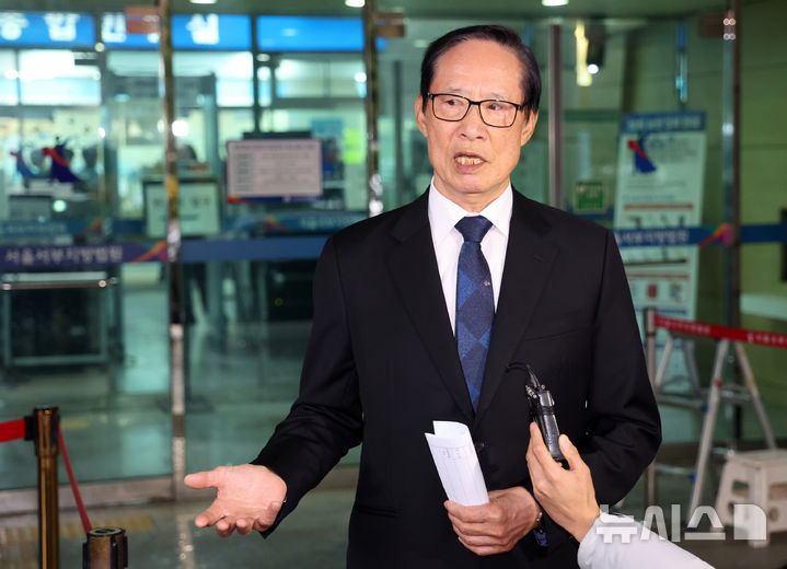 [서울=뉴시스] 조성우 기자 = 직권남용권리행사방해 혐의를 받는 송영무 전 국방부 장관이 27일 서울 마포구 서울서부지방법원에서 열린 항소심 선고기일에서 무죄를 선고받고 나와 발언하고 있다. 2025.11.27. xconfind@newsis.com