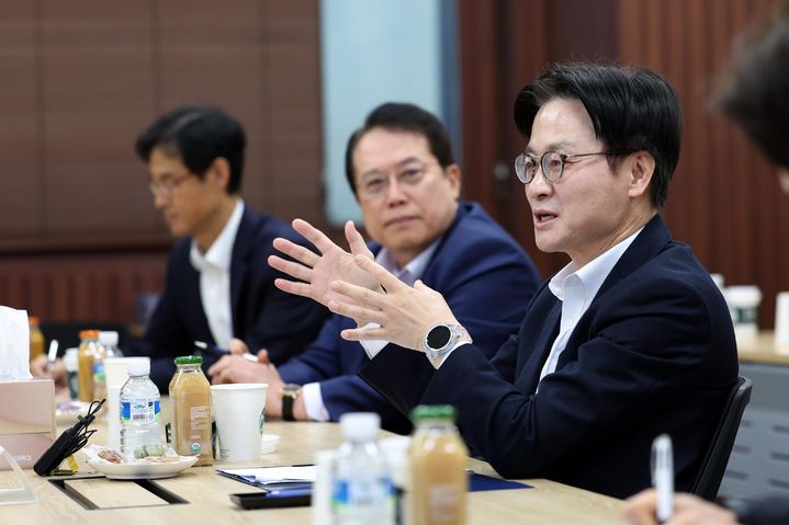 [서울=뉴시스] 김정관 산업통상부 장관이 27일 경기 수원시 권선구에 위치한 자동차 부품기업인 엠넥스를 방문해 회사 운영현황 및 애로사항을 청취하고 있다. (사진=산업통상부 제공) 2025.11.27. photo@newsis.com *재판매 및 DB 금지