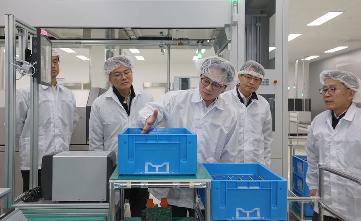 [서울=뉴시스] 김정관 산업통상부 장관이 27일 경기 수원시 권선구에 위치한 자동차 부품기업인 엠넥스를 방문해 전장부품 생산공장을 둘러보고 있다. (사진=산업통상부 제공) 2025.11.27. photo@newsis.com *재판매 및 DB 금지