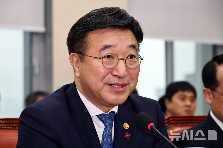 [서울=뉴시스] 김명년 기자 = 윤호중 행정안전부 장관이 지난해 11월 27일 서울 여의도 국회에서 열린 행정안전위원회 전체회의에서 서범수 국민의힘 의원이 지적한 출석률 저조 문제에 대해 답변하고 있다. 2025.11.27. kmn@newsis.com