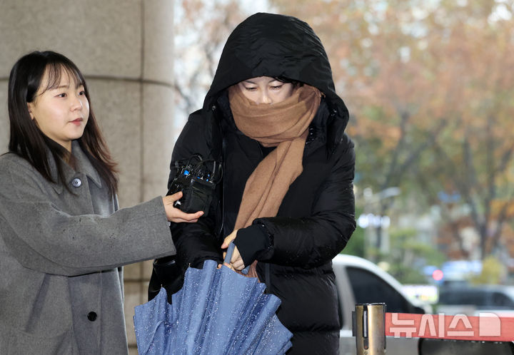 [서울=뉴시스] 조성우 기자 = 음주운전 및 불법숙박업 혐의로 1심에서 벌금형을 선고받은 문재인 전 대통령의 딸 문다혜 씨가 27일 서울 마포구 서울서부지방법원에서 열린 항소심 1차 공판기일에 출석하고 있다. 2025.11.27. xconfind@newsis.com