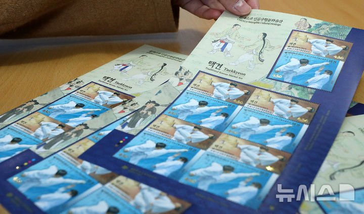 [서울=뉴시스] 김혜진 기자 = 과학기술정보통신부 우정사업본부는 분야별 다양한 소재를 활용해 2026년 기념우표 총 16종을 발행한다고 26일 밝혔다. 사진은 올해 발행된 택견을 소재로 한 기념우표의 모습. 2025.11.26. jini@newsis.com