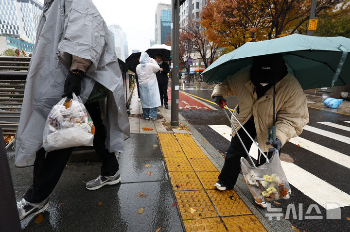 [서울=뉴시스] 최진석 기자 = 염영남 뉴시스 대표이사와 임직원들로 구성된 자원봉사단이 27일 서울 청계천 일대에서 환경정화 플로깅 봉사활동을 하고 있다. 2025.11.27. myjs@newsis.com