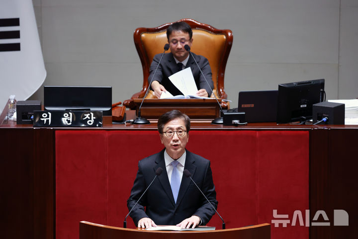 [서울=뉴시스] 고승민 기자 = 김인회 감사원장 직무대행이 지난달27일 서울 여의도 국회에서 열린 예산결산특별위원회 전체회의에서 2024년 회계연도 결산 의결 후 감사 인사를 하고 있다. 2025.11.27. kkssmm99@newsis.com