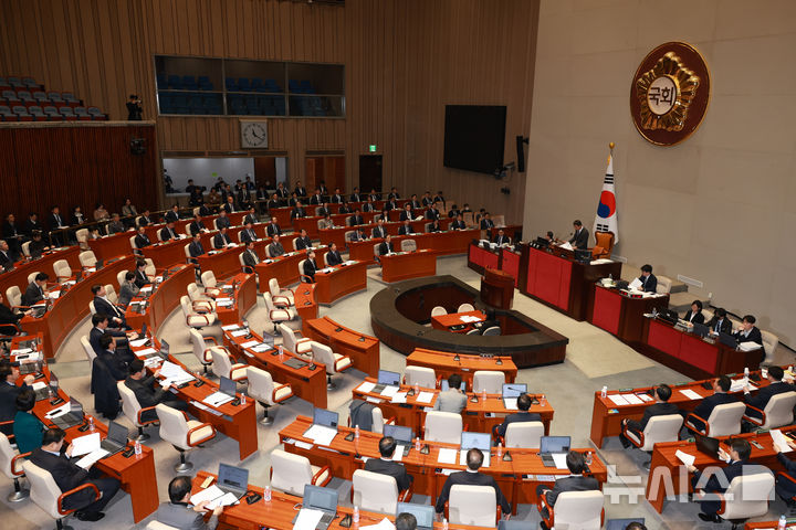 [서울=뉴시스] 고승민 기자 = 한병도 국회 예결위원장이 27일 서울 여의도 국회에서 열린 예산결산특별위원회 전체회의에서 2024년 회계연도 결산 의결을 하고 있다. 2025.11.27. kkssmm99@newsis.com