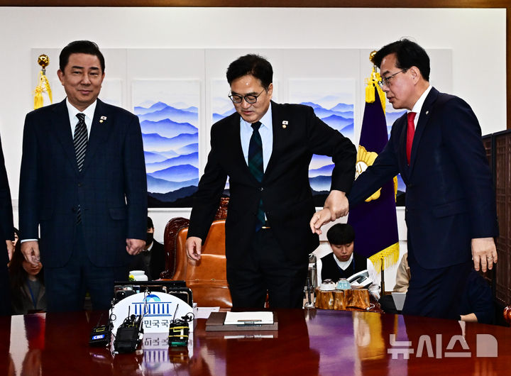 [서울=뉴시스] 김명년 기자 = 우원식 국회의장이 27일 오전 서울 여의도 국회에서 열린 여야 원내대표 회동에 참석해 사진촬영을 거부하는 송언석 국민의힘 원내대표에게 참여를 권하고 있다. (공동취재) 2025.11.27. photo@newsis.com