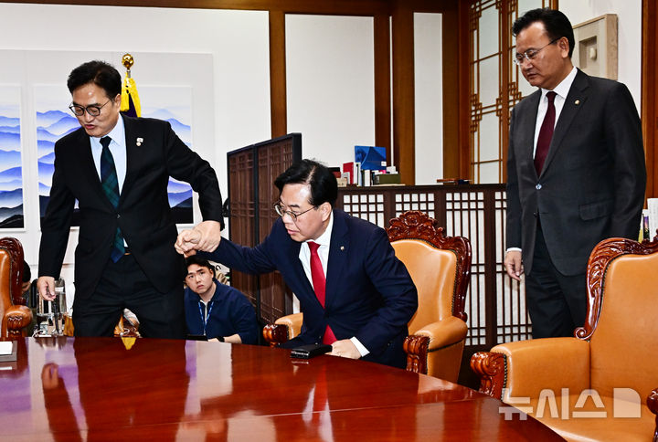 [서울=뉴시스] 김명년 기자 = 우원식 국회의장이 27일 오전 서울 여의도 국회에서 열린 여야 원내대표 회동에 참석해 사진촬영을 거부하는 송언석 국민의힘 원내대표에게 참여를 권하고 있다. (공동취재) 2025.11.27. photo@newsis.com