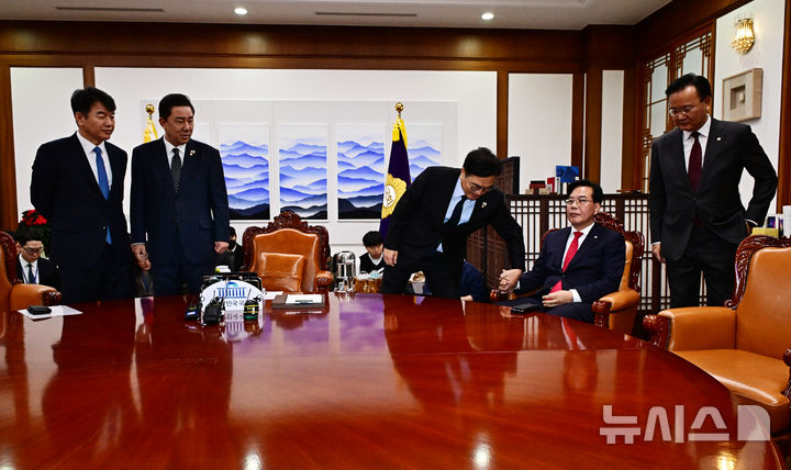 [서울=뉴시스] 김명년 기자 = 우원식 국회의장이 27일 오전 서울 여의도 국회에서 열린 여야 원내대표 회동에 참석해 사진촬영을 거부하는 송언석 국민의힘 원내대표에게 참여를 권하고 있다. (공동취재) 2025.11.27. photo@newsis.com
