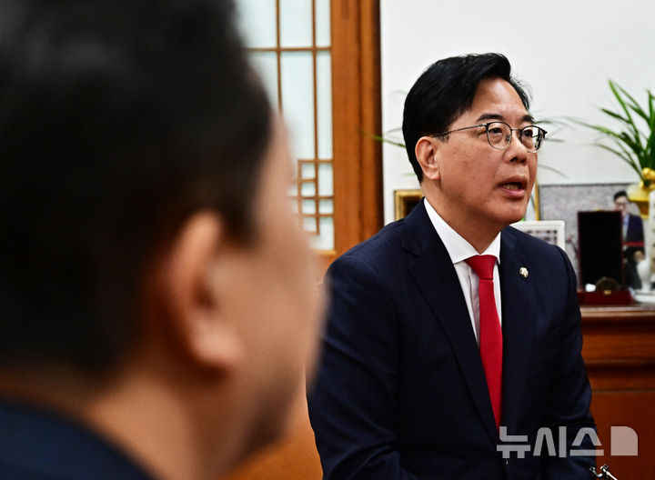 [서울=뉴시스] 김명년 기자 = 송언석 국민의힘 원내대표가 27일 오전 서울 여의도 국회에서 열린 국회의장 주재 원내대표 회동에 참석해 모두발언을 하고 있다. (공동취재) 2025.11.27. photo@newsis.com