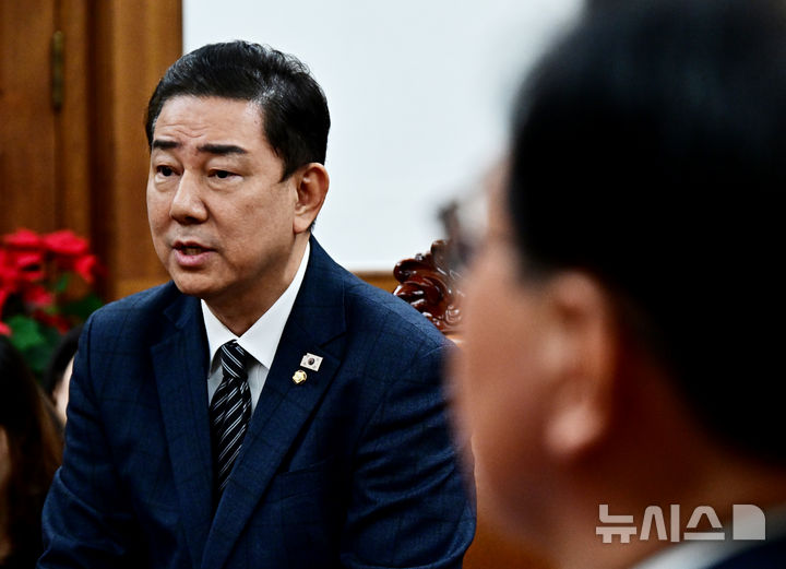 [서울=뉴시스] 김명년 기자 = 김병기 더불어민주당 원내대표가 27일 오전 서울 여의도 국회에서 열린 국회의장 주재 원내대표 회동에 참석해 모두발언을 하고 있다. (공동취재) 2025.11.27. photo@newsis.com