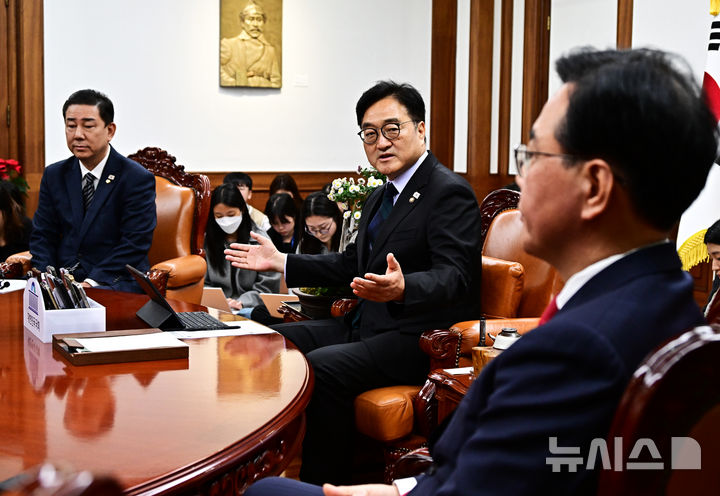 [서울=뉴시스] 김명년 기자 = 우원식 국회의장이 27일 오전 서울 여의도 국회에서 열린 여야 원내대표 회동에 참석해 모두발언을 하고 있다. (공동취재) 2025.11.27. photo@newsis.com