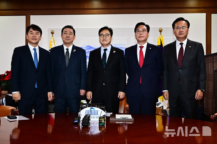 [서울=뉴시스] 김명년 기자 = 우원식 국회의장이 27일 오전 서울 여의도 국회에서 열린 여야 원내대표 회동에 참석해 기념사진 촬영을 하고 있다. 왼쪽부터 문진석 더불어민주당 원내수석부대표, 김병기 원내대표, 우 의장, 송언석 국민의힘 원내대표, 유상범 원내수석부대표. (공동취재) 2025.11.27. photo@newsis.com
