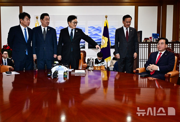 [서울=뉴시스] 김명년 기자 = 우원식 국회의장이 27일 오전 서울 여의도 국회에서 열린 여야 원내대표 회동에 참석해 사진촬영을 거부하는 송언석 국민의힘 원내대표에게 참여를 권하고 있다. (공동취재) 2025.11.27. photo@newsis.com