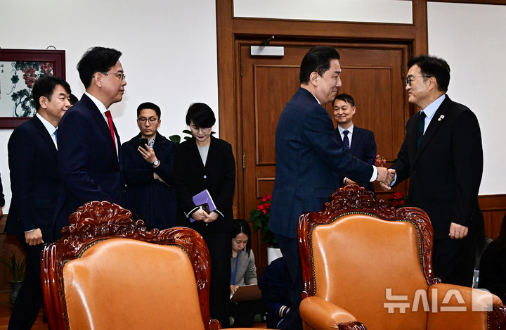 [서울=뉴시스] 김명년 기자 = 우원식 국회의장이 27일 오전 서울 여의도 국회에서 열린 여야 원내대표 회동에 참석해 김병기 더불어민주당 원내대표와 인사를 하고 있다. (공동취재) 2025.11.27. photo@newsis.com