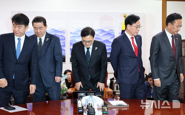 [서울=뉴시스] 김명년 기자 = 우원식 국회의장(가운데)과 김병기 더불어민주당(왼쪽에서 두번째), 송언석 국민의힘 원내대표(오른쪽에서 두번째)가 27일 국회 의장실에서 열린 여야원내대표 회동에서 기념촬영을 마친후 각자 자리로 돌아가고 있다. 왼쪽부터 문진석 더불어민주당 원내수석부대표, 김 원내대표, 우 의장, 송 원내대표, 유상범 국민의힘 원내대표.(공동취재) 2025.11.27. photo@newsis.com