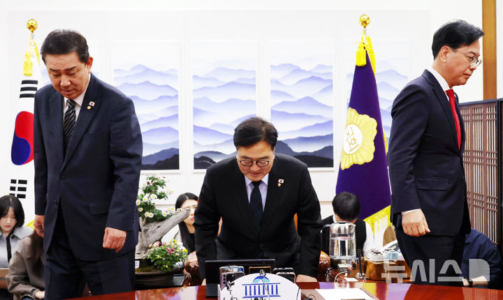 [서울=뉴시스] 김명년 기자 = 김병기 더불어민주당 원내대표와 송언석 국민의힘 원내대표가 지난달 27일 오전 서울 여의도 국회에서 열린 여야 원내대표 회동에 참석해 기념촬영을 마치고 자리로 향하고 있다. (공동취재) 2025.11.27. photo@newsis.com