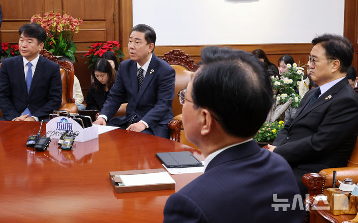 [서울=뉴시스] 김명년 기자 = 김병기 더불어민주당 원내대표가 27일 오전 서울 여의도 국회에서 열린 국회의장 주재 원내대표 회동에 참석해 모두발언을 하고 있다. (공동취재) 2025.11.27. photo@newsis.com