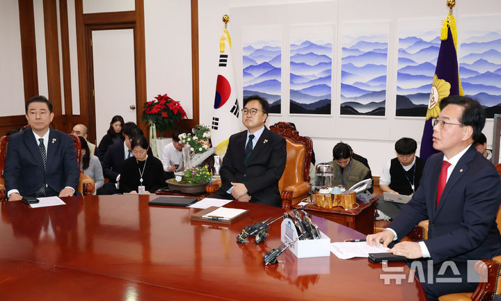 [서울=뉴시스] 김명년 기자 = 송언석 국민의힘 원내대표가 27일 오전 서울 여의도 국회에서 열린 국회의장 주재 원내대표 회동에 참석해 모두발언을 하고 있다. (공동취재) 2025.11.27. photo@newsis.com