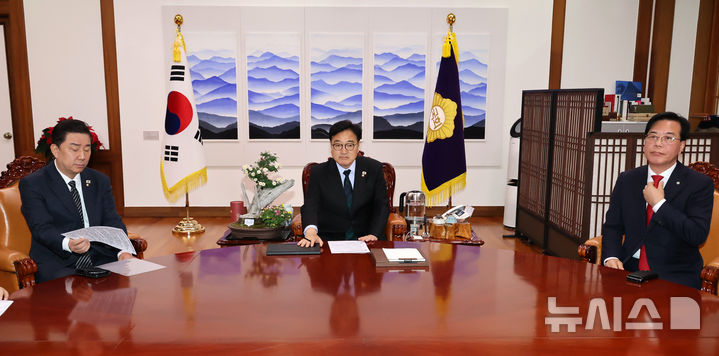 [서울=뉴시스] 김명년 기자 = 우원식 국회의장(가운데)과 김병기 더불어민주당(왼쪽), 송언석 국민의힘 원내대표가 27일 국회 의장실에서 열린 여야원내대표 회동에서 무거운 표정으로 앉아 있다.(공동취재) 2025.11.27. photo@newsis.com