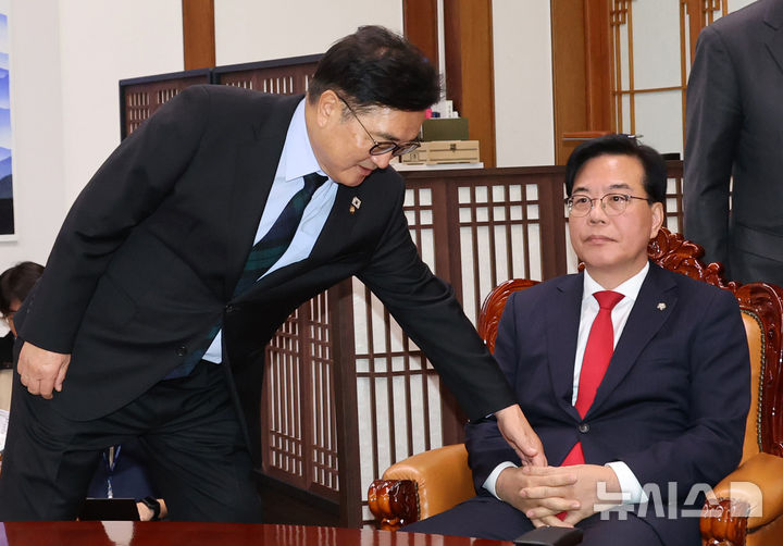 [서울=뉴시스] 김명년 기자 = 우원식 국회의장이 27일 오전 서울 여의도 국회에서 열린 여야 원내대표 회동에 참석해 사진촬영을 거부하는 송언석 국민의힘 원내대표에게 참여를 권하고 있다. (공동취재) 2025.11.27. photo@newsis.com