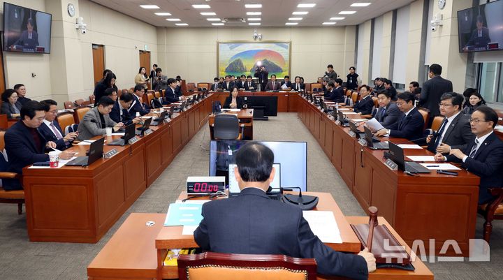 與 정무위, 김병주 MBK파트너스 회장 등 檢 고발…위증 혐의 등