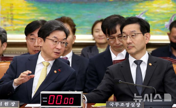 [서울=뉴시스] 조성봉 기자 = 윤창렬 국무조정실장과 이억원(왼쪽) 금융위원장이 27일 오전 서울 여의도 국회에서 열린 정무위원회 전체회의에서 대화를 하고 있다. 2025.11.27. suncho21@newsis.com