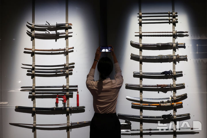 [서울=뉴시스] 박진희 기자 = 국립중앙박물관은 충무공 이순신 탄신 480주년과 광복 80주년 기념 특별전 '우리들의 이순신' 언론공개회를 27일 서울 용산구 국립중앙박물관 특별전시실에서 갖고 임진왜란 관련 주요 유물을 공개하고 있다. 2025.11.27. pak7130@newsis.com