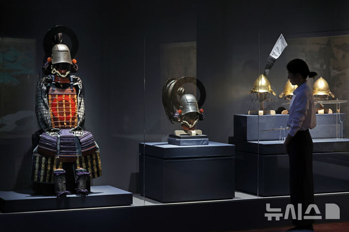 [서울=뉴시스] 박진희 기자 = 국립중앙박물관은 충무공 이순신 탄신 480주년과 광복 80주년 기념 특별전 '우리들의 이순신' 언론공개회를 27일 서울 용산구 국립중앙박물관 특별전시실에서 갖고 노량해전에서 이순신에게 패한 다치바나 무네시게의 '갑주'(왼쪽)와 공개하고 있다. 2025.11.27. pak7130@newsis.com