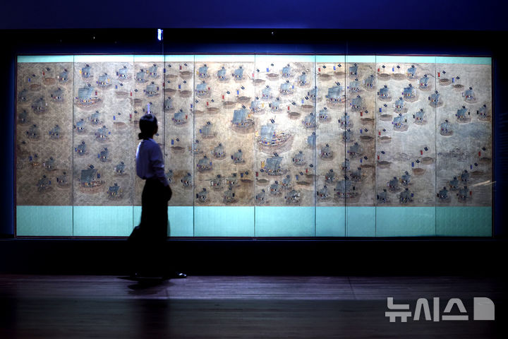 [서울=뉴시스] 박진희 기자 = 국립중앙박물관은 충무공 이순신 탄신 480주년과 광복 80주년 기념 특별전 '우리들의 이순신' 언론공개회를 27일 서울 용산구 국립중앙박물관 특별전시실에서 갖고 조선 후기 수군의 훈련 모습을 그린 '수군조련도병'를 공개하고 있다. 2025.11.27. pak7130@newsis.com