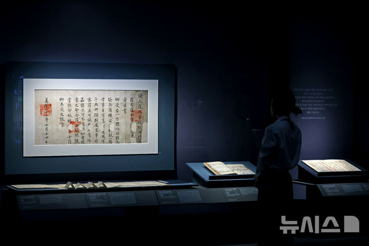 [서울=뉴시스] 박진희 기자 = 국립중앙박물관은 충무공 이순신 탄신 480주년과 광복 80주년 기념 특별전 '우리들의 이순신' 언론공개회를 27일 서울 용산구 국립중앙박물관 특별전시실에서 갖고 1593년(선조 26) 이순신을 삼도수군통제사에 임명한 문서인 '사부유서'를 공개하고 있다. 2025.11.27. pak7130@newsis.com