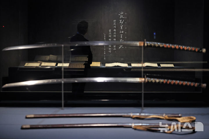 [서울=뉴시스] 박진희 기자 = 국립중앙박물관은 충무공 이순신 탄신 480주년과 광복 80주년 기념 특별전 '우리들의 이순신' 언론공개회를 27일 서울 용산구 국립중앙박물관 특별전시실에서 갖고 임진왜란이 일어나던 1592년(선조25)부터 1598년(선조31)까지 이순신이 직접 쓴 '난중일지'(국보) 친필본과 '장검'을 공개하고 있다. 2025.11.27. pak7130@newsis.com