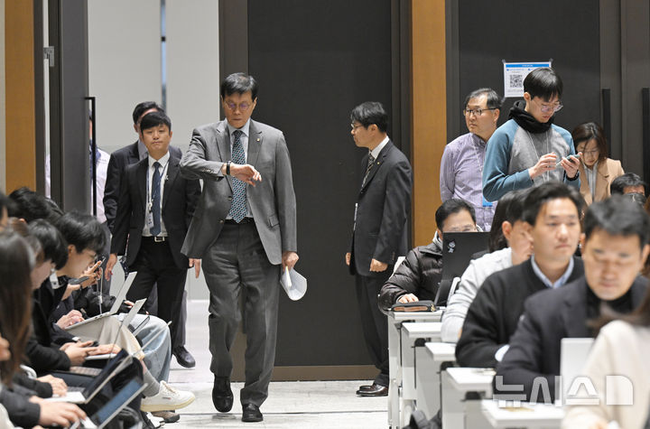 [서울=뉴시스] 김진아 기자 = 이창용 한국은행 총재가 27일 오전 서울 중구 한국은행에서 열린 통화정책방향 기자간담회에 참석하고 있다. (공동취재) 2025.11.27. photo@newsis.com