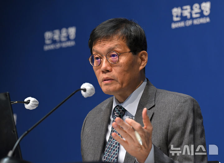 [서울=뉴시스] 김진아 기자 = 이창용 한국은행 총재가 27일 오전 서울 중구 한국은행에서 열린 통화정책방향 기자간담회에서 발언을 하고 있다. (공동취재) 2025.11.27. photo@newsis.com