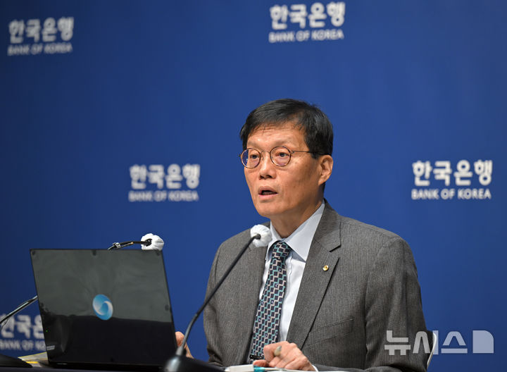 [서울=뉴시스] 김진아 기자 = 이창용 한국은행 총재가 27일 오전 서울 중구 한국은행에서 열린 통화정책방향 기자간담회에서 발언을 하고 있다. (공동취재) 2025.11.27. photo@newsis.com