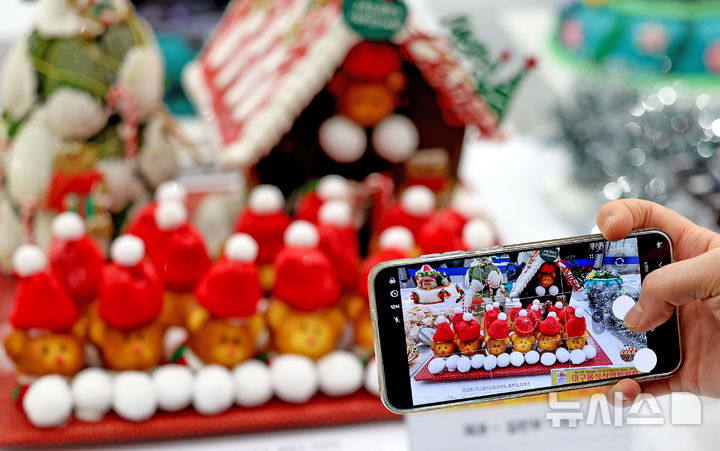 [대구=뉴시스] 이무열 기자 = 27일 대구 북구 엑스코에서 열린 제23회 대구 음식산업 박람회를 찾은 관람객들이 제과·제빵 공예 경연대회 출품작을 살펴보고 있다. 2025.11.27. lmy@newsis.com