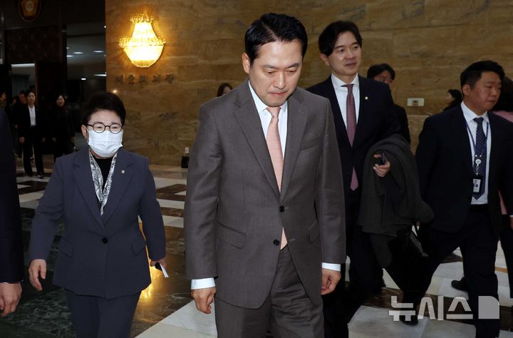 [서울=뉴시스] 조성봉 기자 = 장동혁 국민의힘 대표가 27일 오전 서울 여의도 국회에서 의원총회를 마치고 이동하고 있다. 2025.11.27. suncho21@newsis.com
