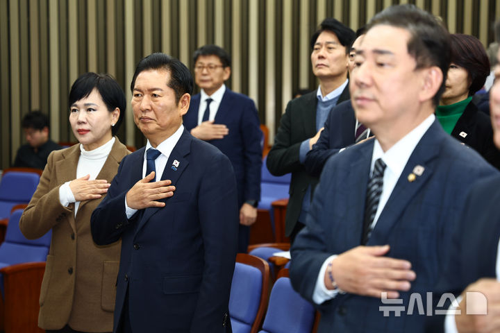 [서울=뉴시스] 김명년 기자 = 정청래 더불어민주당 대표가 27일 오후 서울 여의도 국회에서 열린 의원총회에서 국민의례하고 있다. 2025.11.27. kmn@newsis.com
