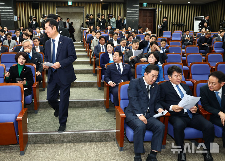 [서울=뉴시스] 김명년 기자 = 정청래 더불어민주당 대표가 27일 오후 서울 여의도 국회에서 열린 의원총회에서 입장하고 있다. 2025.11.27. kmn@newsis.com