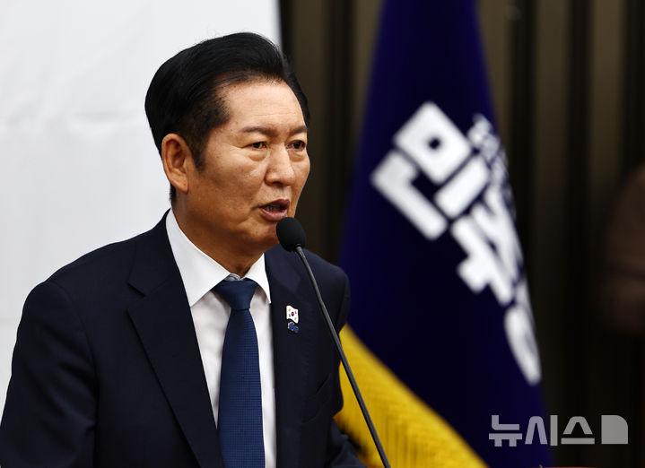 [서울=뉴시스] 김명년 기자 = 정청래 더불어민주당 대표가 27일 오후 서울 여의도 국회에서 열린 의원총회에서 모두발언하고 있다. 2025.11.27. kmn@newsis.com