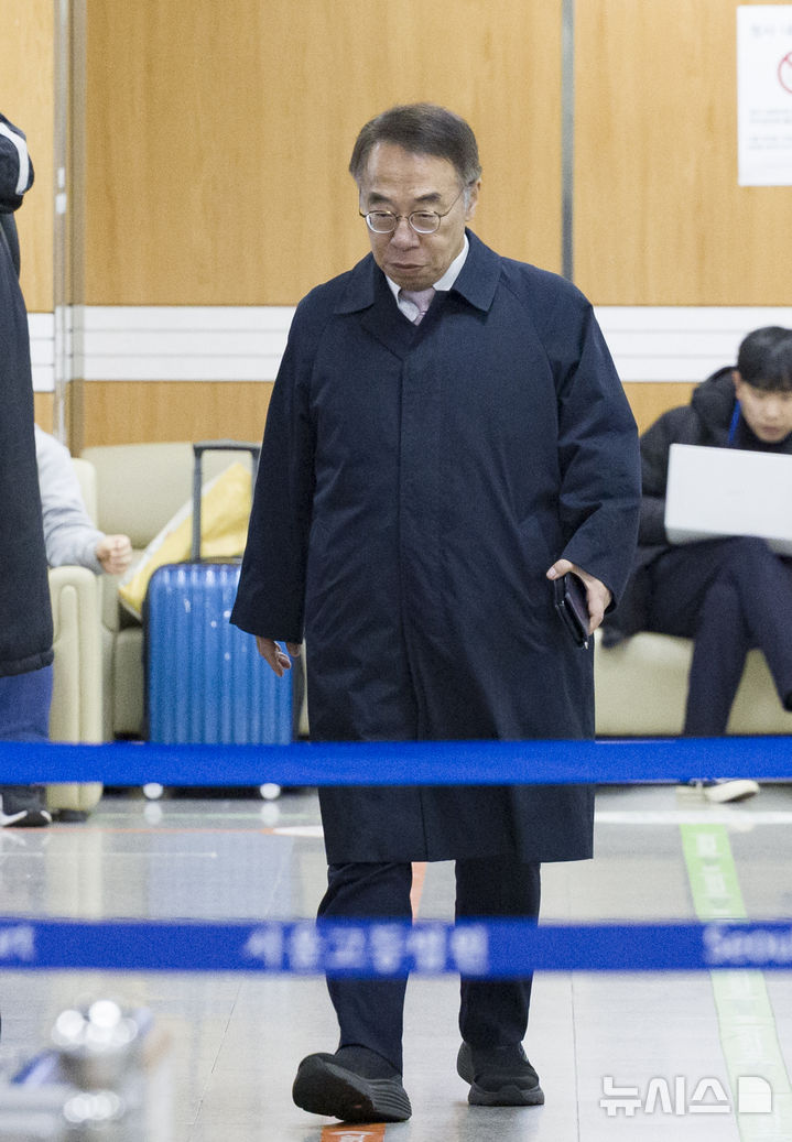 [서울=뉴시스] 김근수 기자 = ‘사법농단’ 의혹으로 1심에서 징역형 집행유예를 선고받은 임종헌 전 법원행정처 차장이 27일 서울 서초구 서울고등법원에서 열린 직권남용 권리행사 방해 등 혐의 항소심 선고공판에 출석하고 있다. 2025.11.27. ks@newsis.com