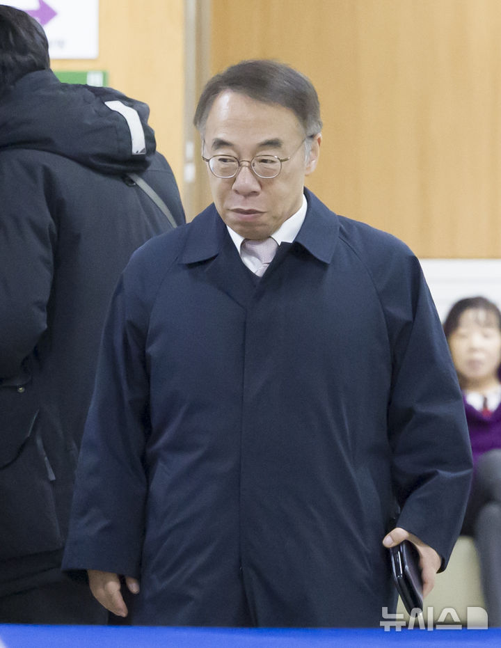 [서울=뉴시스] 김근수 기자 = ‘사법농단’ 의혹으로 1심에서 징역형 집행유예를 선고받은 임종헌 전 법원행정처 차장이 27일 서울 서초구 서울고등법원에서 열린 직권남용 권리행사 방해 등 혐의 항소심 선고공판에 출석하고 있다. 2025.11.27. ks@newsis.com