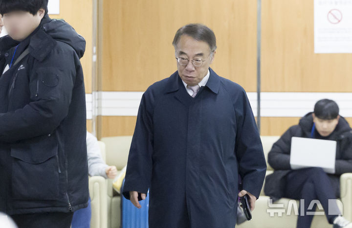 [서울=뉴시스] 김근수 기자 = ‘사법농단’ 의혹으로 1심에서 징역형 집행유예를 선고받은 임종헌 전 법원행정처 차장이 27일 서울 서초구 서울고등법원에서 열린 직권남용 권리행사 방해 등 혐의 항소심 선고공판에 출석하고 있다. 2025.11.27. ks@newsis.com
