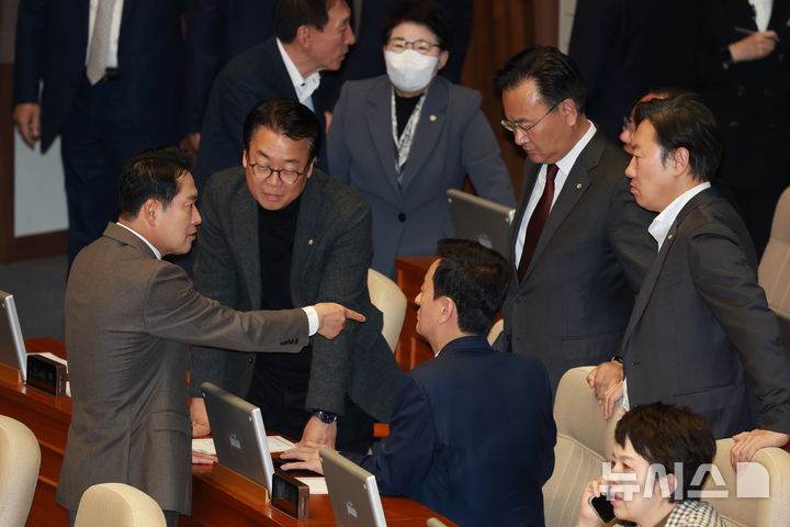 [서울=뉴시스] 고승민 기자 = 국민의힘 장동혁 대표와 유상범 원내수석 등 의원들이 27일 서울 여의도 국회에서 열린 제429회국회(정기회) 제13차 본회의에서 대화하고 있다. 2025.11.27. kkssmm99@newsis.com