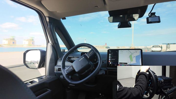 [서울=뉴시스] 기아는 27일 국내 완성차 업체들 중 최초로 일반 도로에서의 원격 운전 실증 시연에 성공했다고 밝혔다. 사진은 원격 운전 실증 차량의 모습. (사진=기아 제공) 2025.11.27. photo@newsis.com *재판매 및 DB 금지