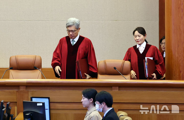 [서울=뉴시스] 최진석 기자 = 김상환 헌법재판소장과 헌법재판관들이 27일 서울 종로구 헌재 대심판정에서 윤석열 전 대통령과 공수처 등 간의 권한쟁의 등의 11월 심판사건 선고를 위해 입장하고 있다. 2025.11.27. myjs@newsis.com