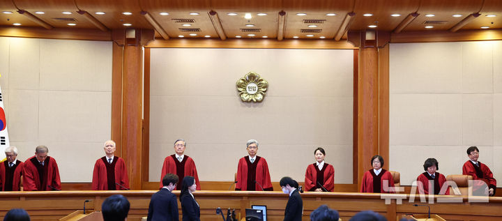 [서울=뉴시스] 최진석 기자 = 김상환 헌법재판소장과 헌법재판관들이 지난달 27일 서울 종로구 헌재 대심판정에서 심판사건 선고를 위해 입장하고 있다. 2025.12.17. myjs@newsis.com