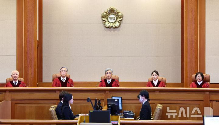 [서울=뉴시스] 최진석 기자 = 김상환 헌법재판소장과 헌법재판관들이 지난달 27일 서울 종로구 헌재 대심판정에서 윤석열 전 대통령과 공수처 등 간의 권한쟁의 등의 11월 심판사건 선고를 위해 자리해 있다. 2025.12.01. myjs@newsis.com