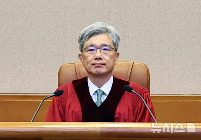 [서울=뉴시스] 최진석 기자 = 김상환 헌법재판소장이 27일 서울 종로구 헌재 대심판정에서 윤석열 전 대통령과 공수처 등 간의 권한쟁의 등의 11월 심판사건 선고를 위해 자리해 있다. 2025.11.27. myjs@newsis.com