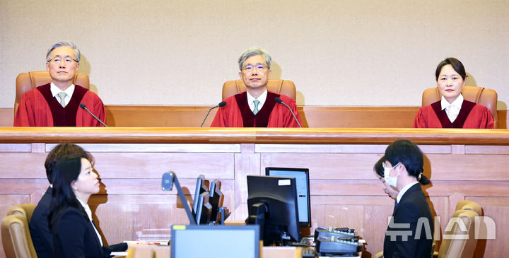[서울=뉴시스] 최진석 기자 = 김상환 헌법재판소장과 헌법재판관들이 27일 서울 종로구 헌재 대심판정에서 윤석열 전 대통령과 공수처 등 간의 권한쟁의 등의 11월 심판사건 선고를 위해 자리해 있다. 2025.11.27. myjs@newsis.com
